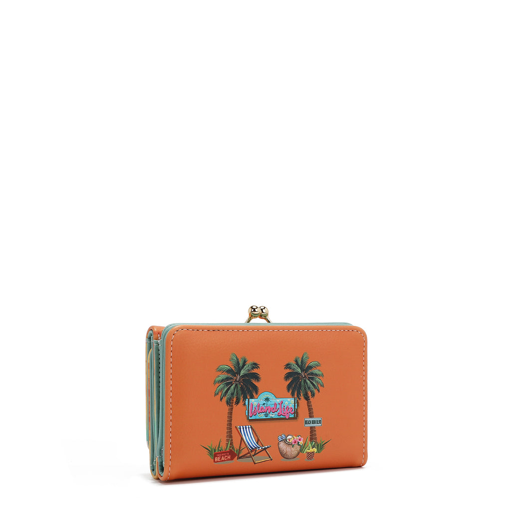 PRT7452  Sun & Sand CARTERACon múltiples tarjeteros en la parte delantera y trasera, nuestra cartera Agustina es la cartera perfecta que también funciona como un elegante clutch. Su elegante cierre de boquilla