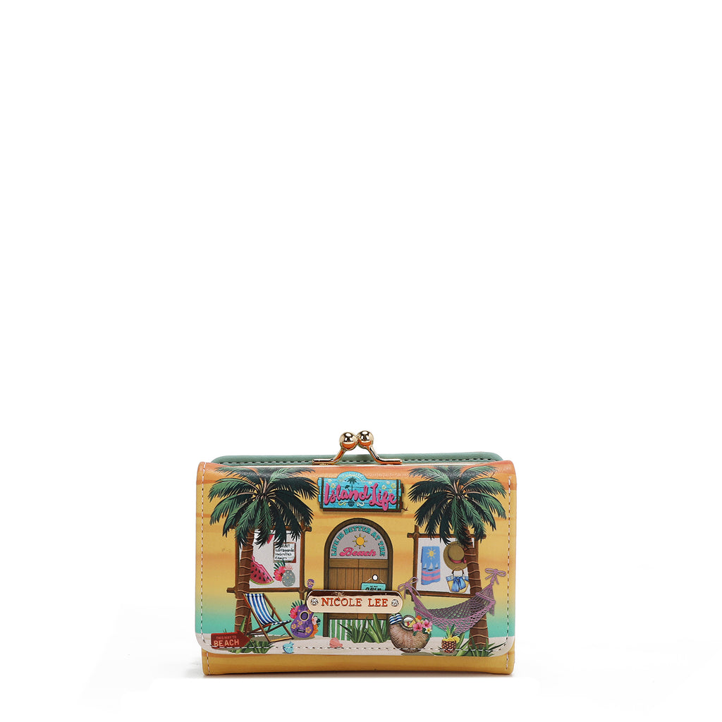 PRT7452  Sun & Sand CARTERACon múltiples tarjeteros en la parte delantera y trasera, nuestra cartera Agustina es la cartera perfecta que también funciona como un elegante clutch. Su elegante cierre de boquilla